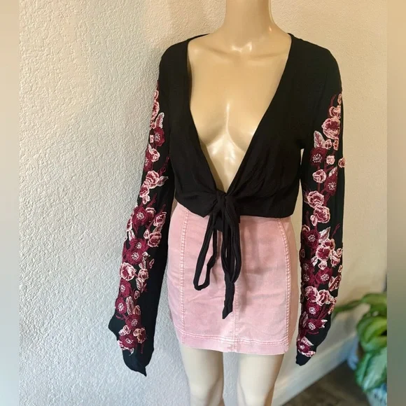 EMORY PARK Y2K Style Black & Pink Floral Embroidered Women's Tie-Waist Top - Picture 2 of 8